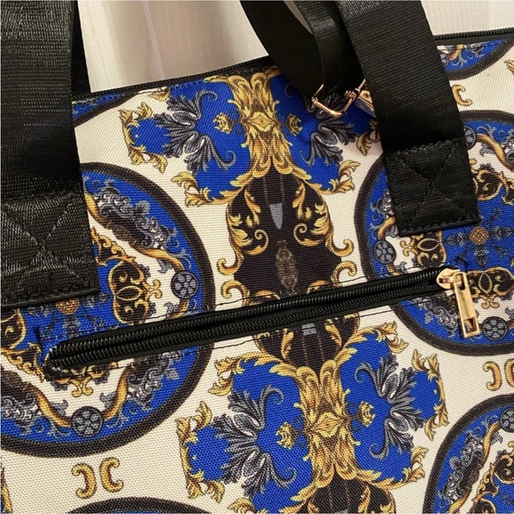Alice + Olivia Duffel Bag Travel Shoulder Bag in the "Regal Romance" pattern New - Picture 11 of 12
